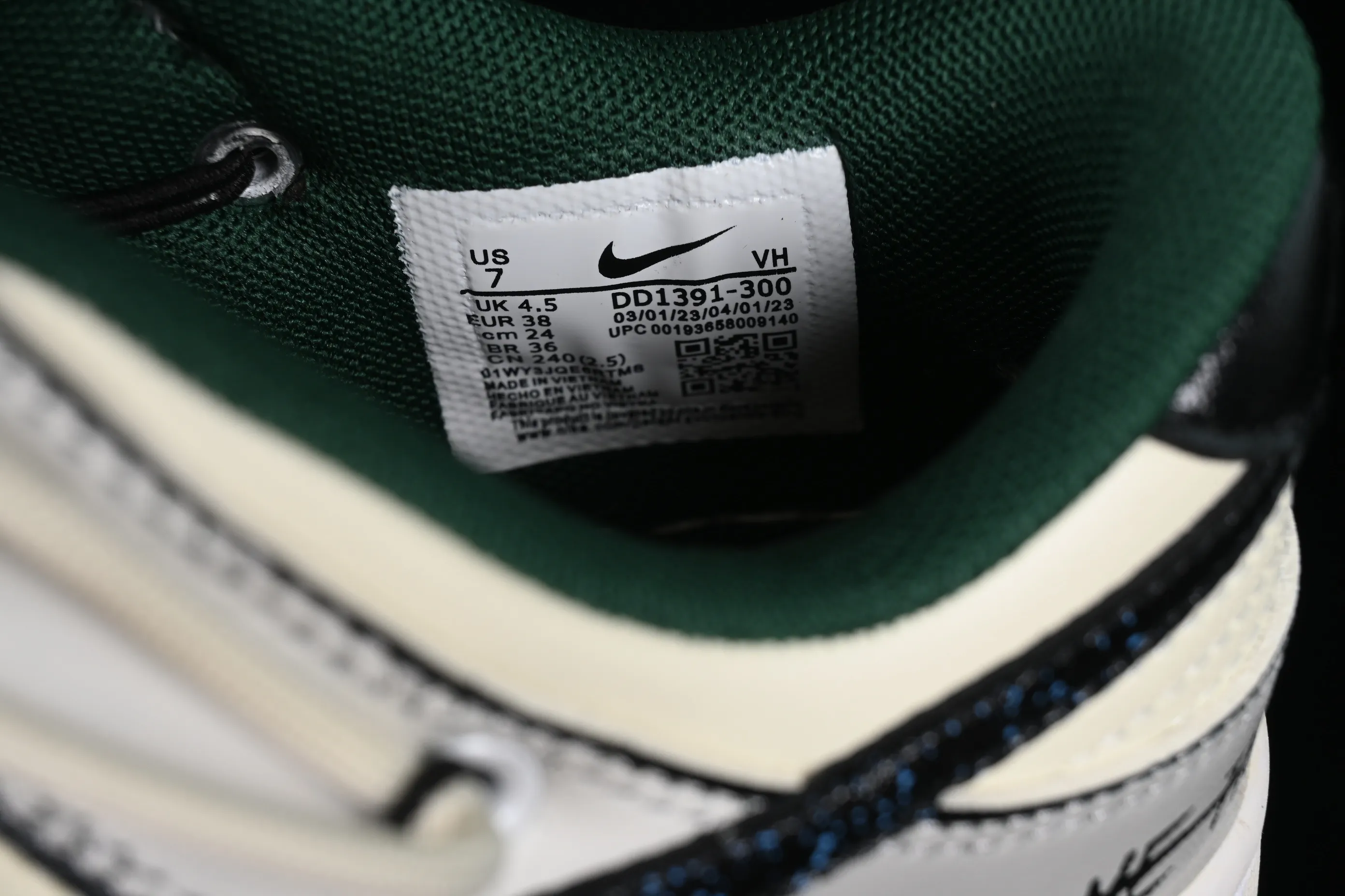 All Categories Nk SB Dunk Series Nk SB Dunk Low Low-top sneakers Customized large box Nk Dunk Low "Miami Hurricanes" Space Exploration Star Trek Customized version of deconstructed straps Retro distressed low-top sneakers DD1391-300